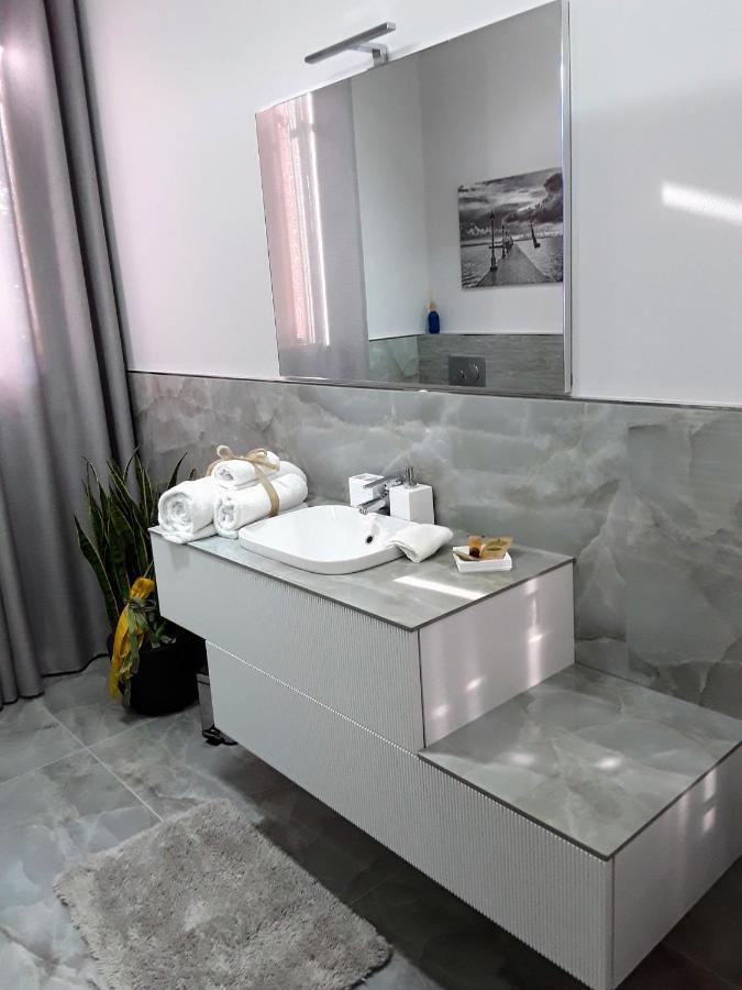 B&B La Rosa Gialla มาราเนลโล ภายนอก รูปภาพ